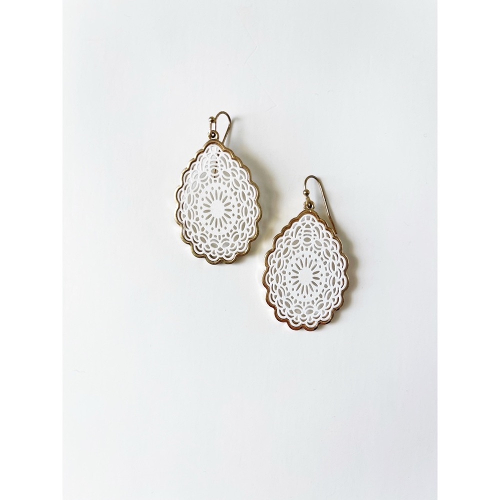 ✨4/$24✨ White and gold-tone drop earrings